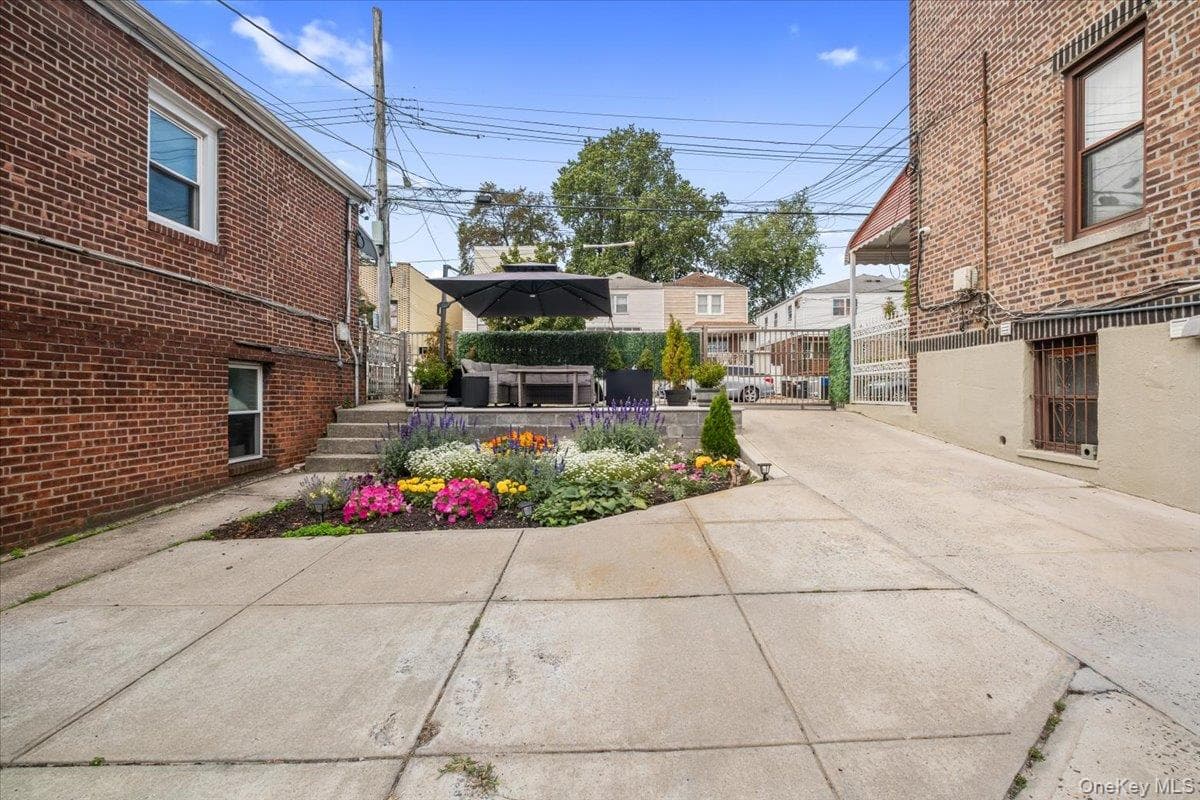 2760 Hering Avenue thumbnail 26
