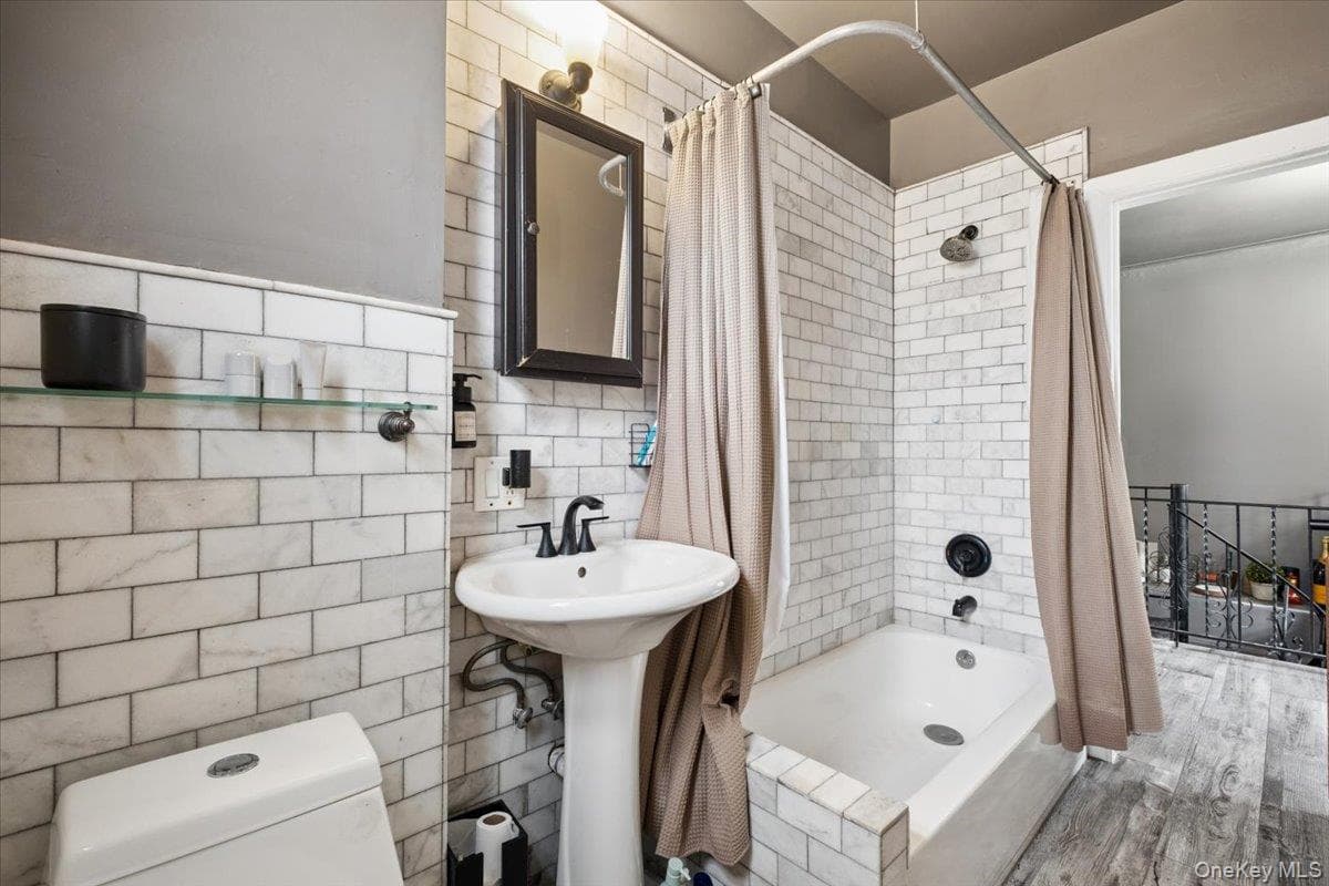 2760 Hering Avenue thumbnail 11