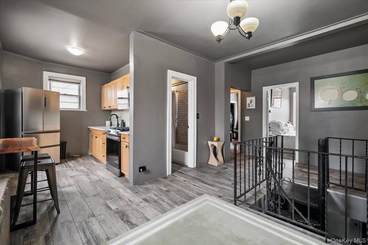 2760 Hering Avenue thumbnail 4