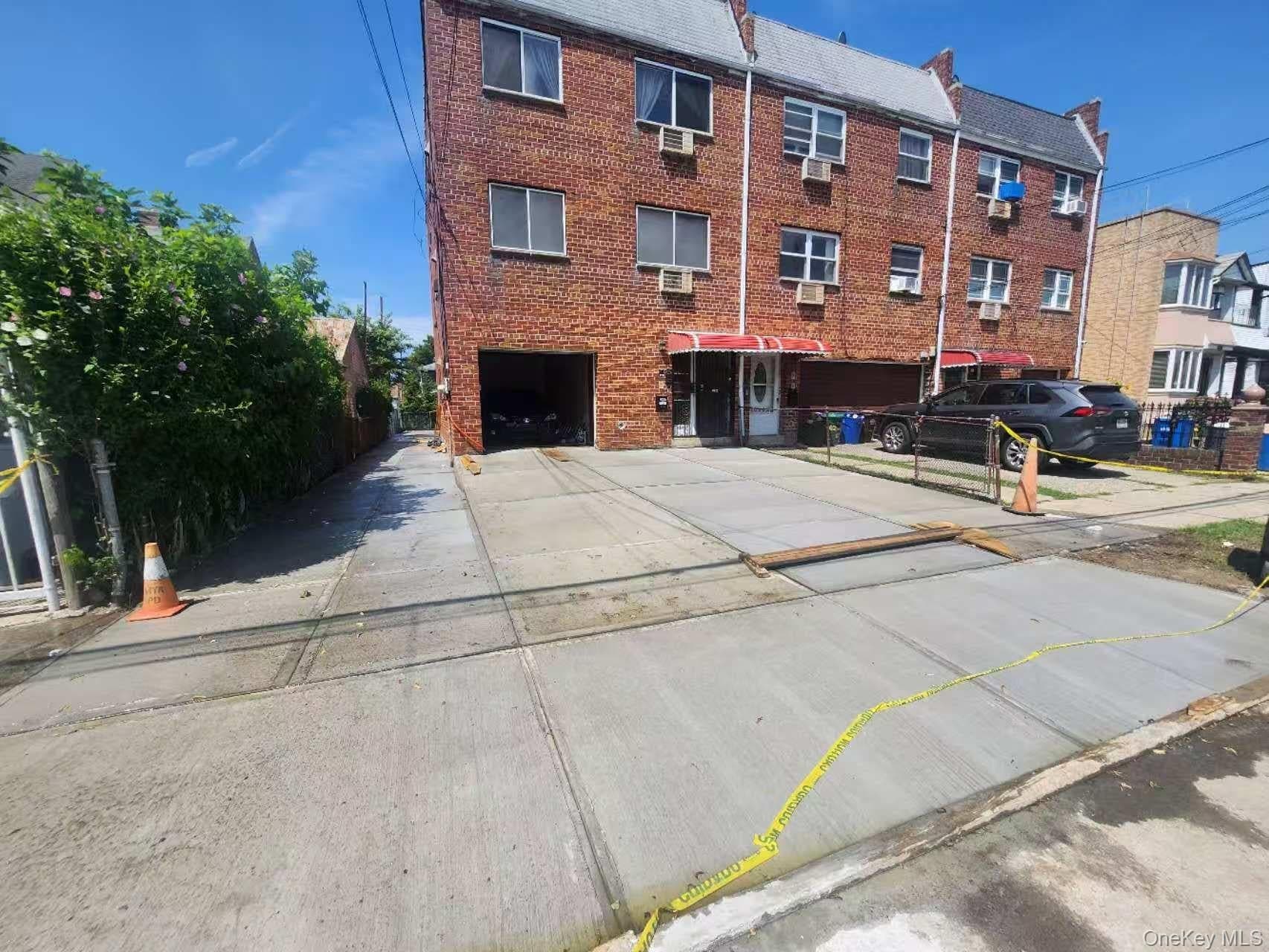 101-64 123 Street, Richmond Hill S.