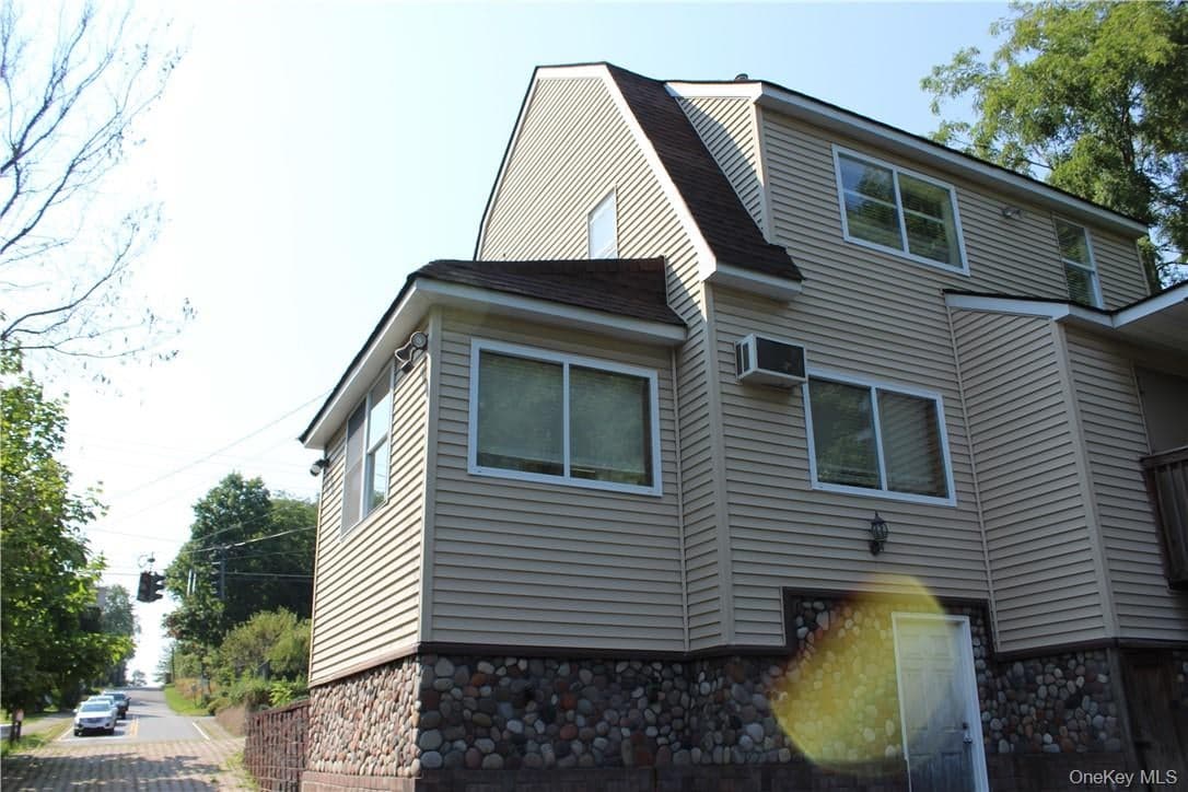 58 Pleasant Street thumbnail 2
