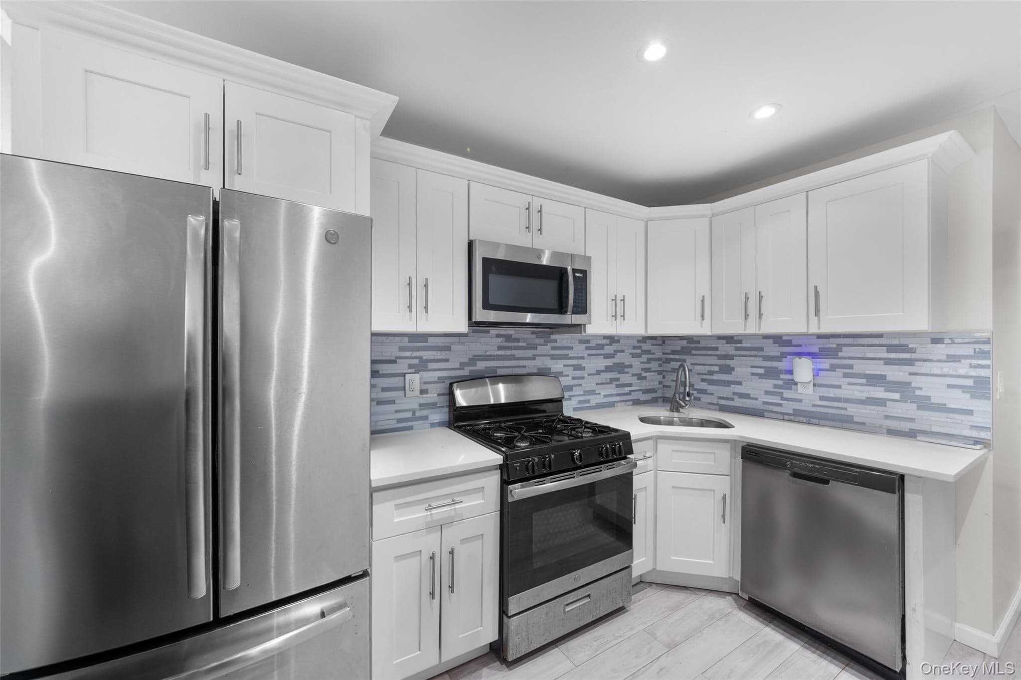 455 E 93rd Street thumbnail 3