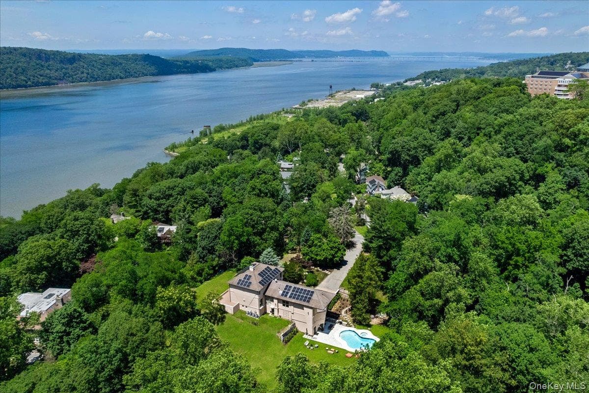 150 Pinecrest Drive photo 1