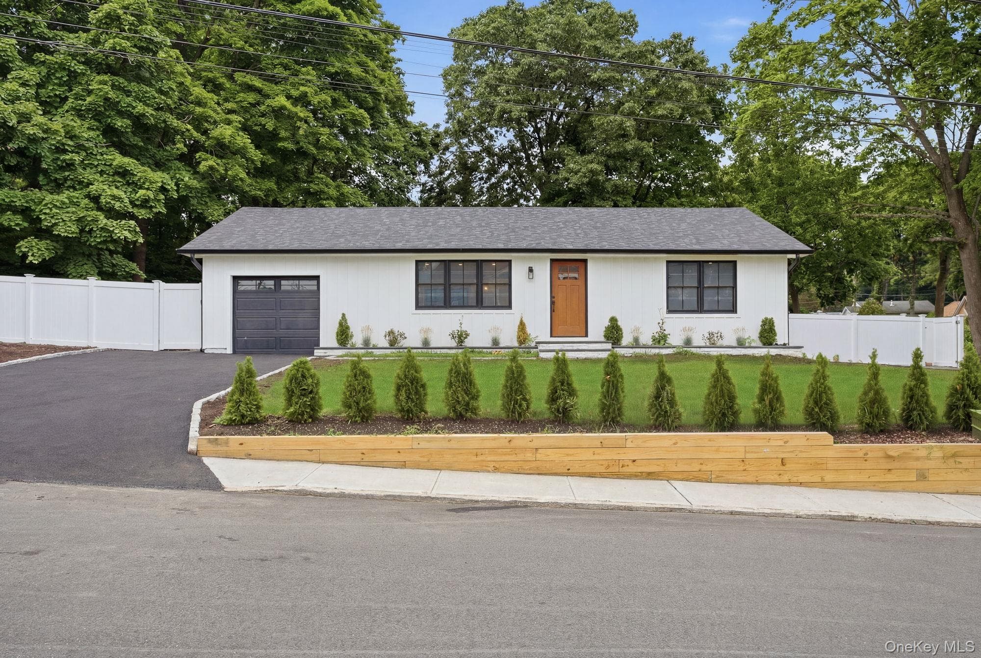 85 Kenneth Avenue photo 1