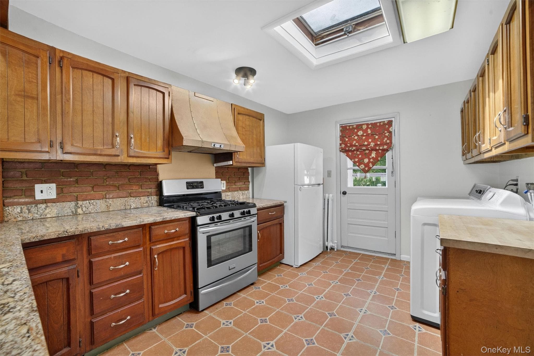 33 Maurice Avenue thumbnail 14
