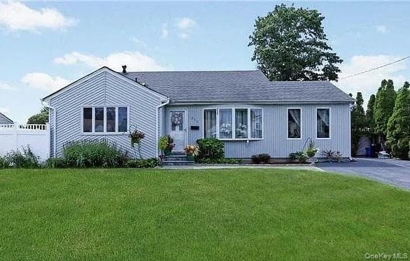 258 E 4th Street, Deer Park