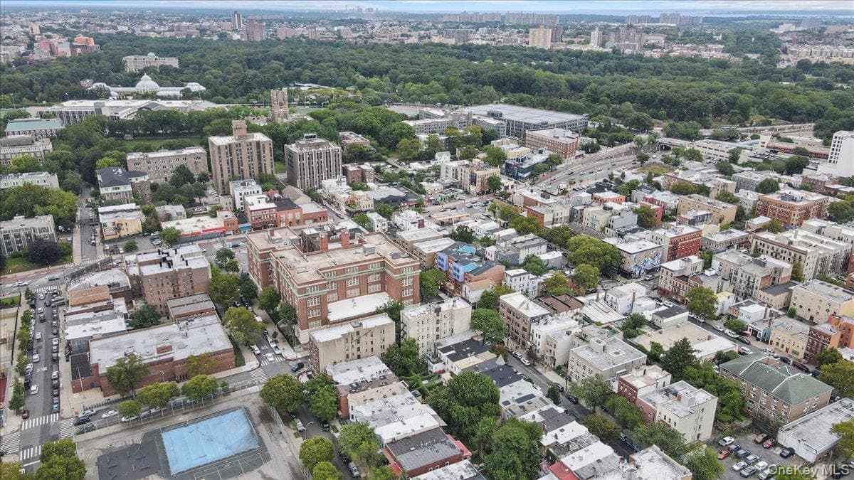 560 E 189th Street thumbnail 17