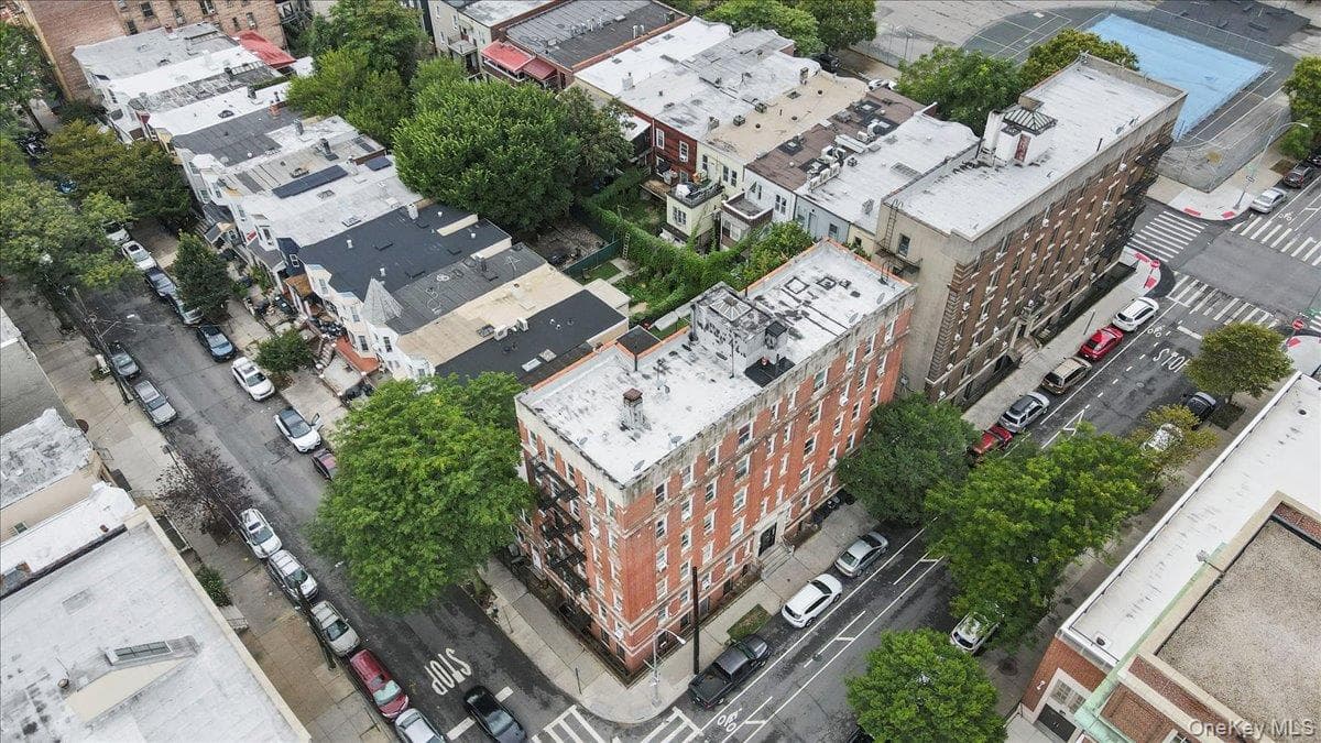 560 E 189th Street thumbnail 4
