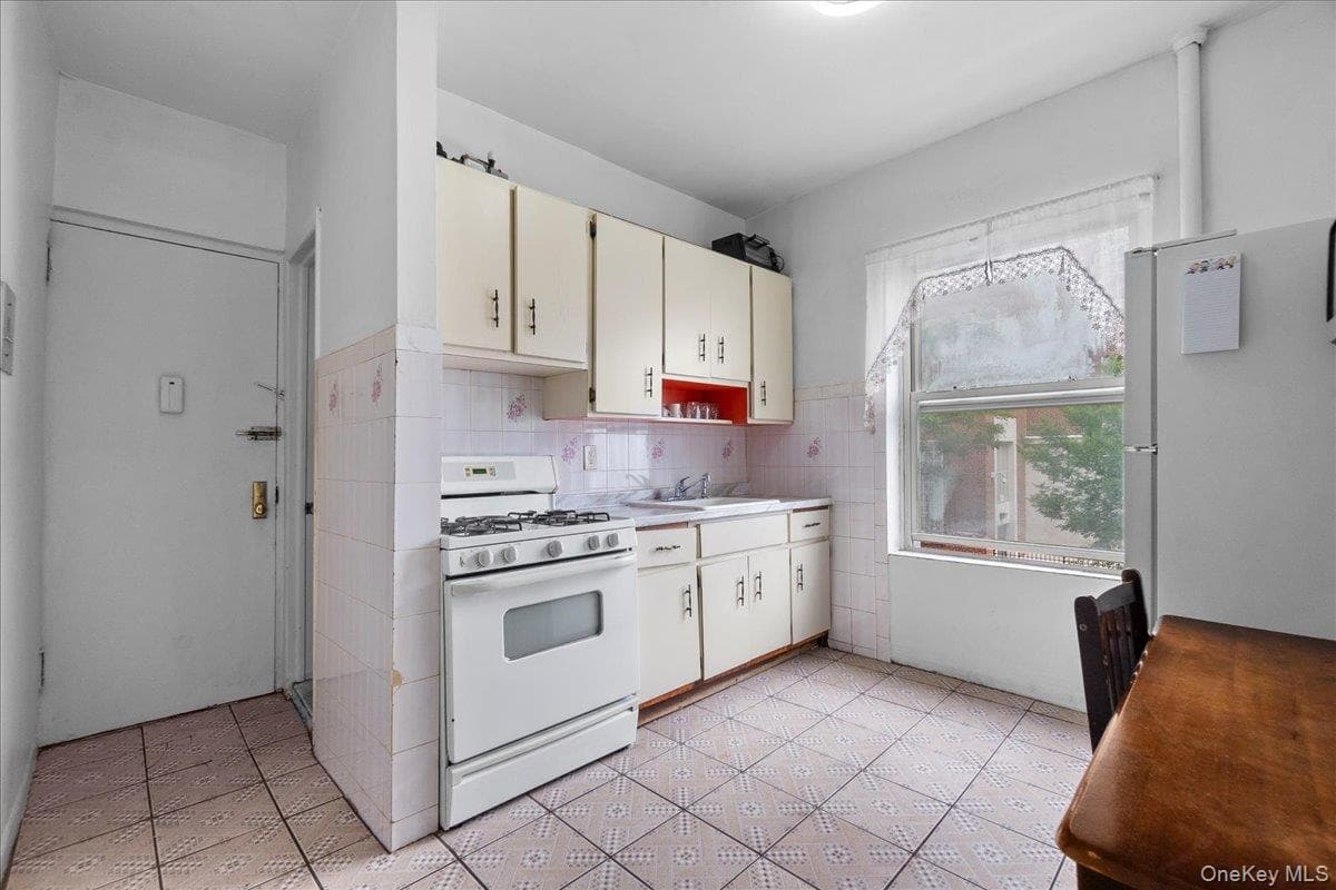 560 E 189th Street thumbnail 5