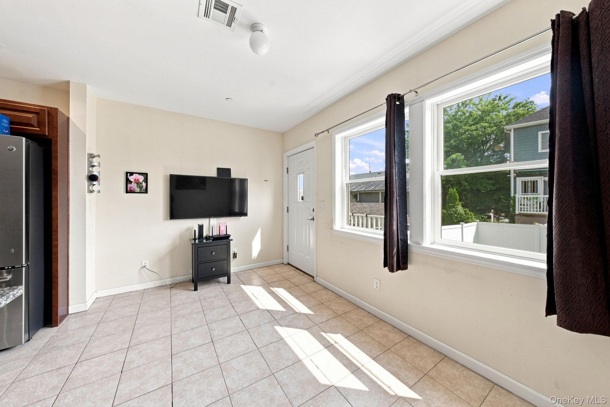 120 E 6th Road thumbnail 4