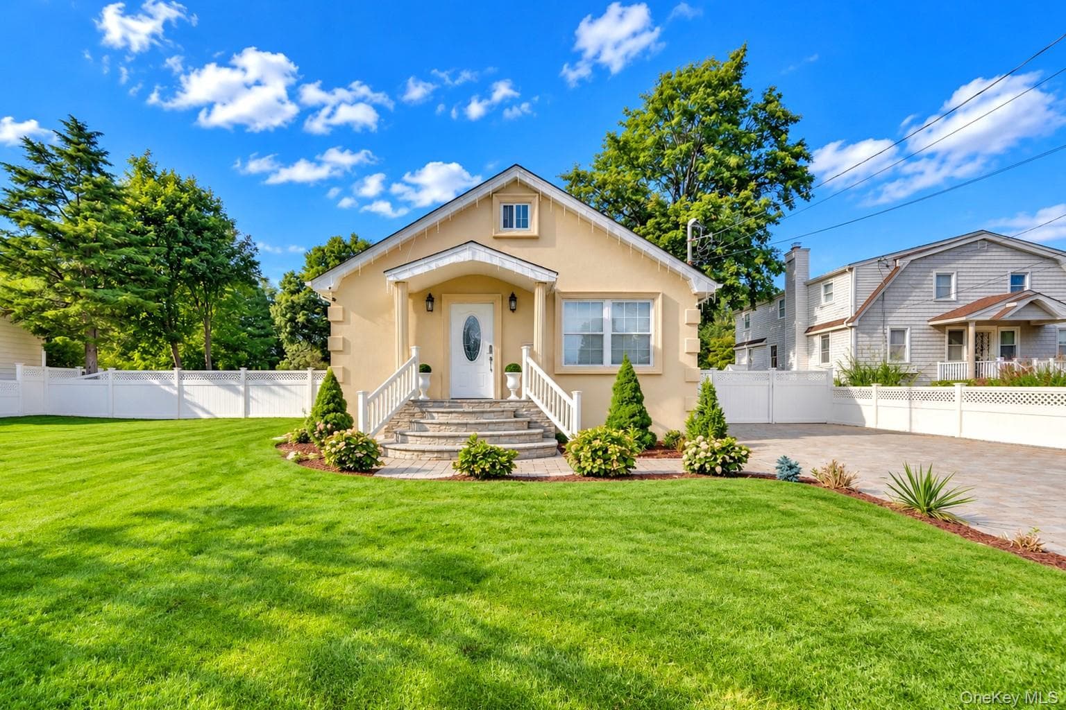 45 Matthews Avenue photo 1