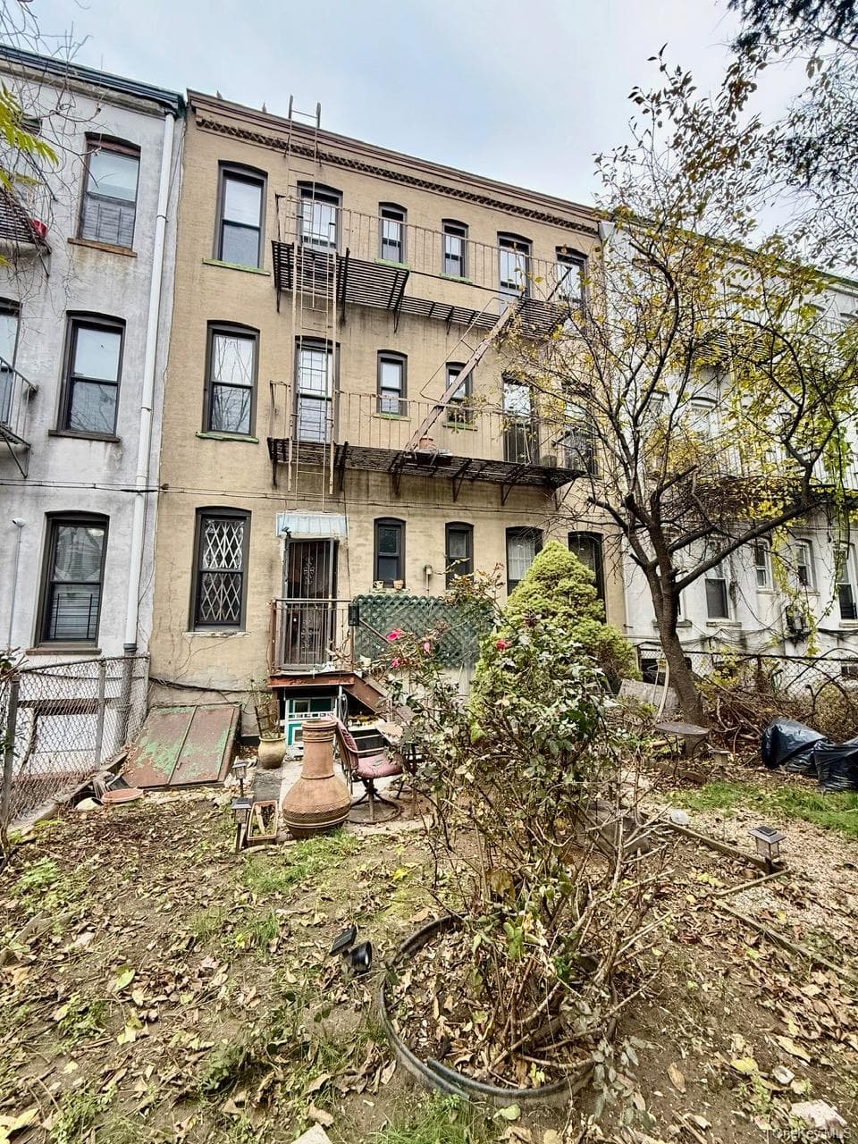 2052 Gates Avenue thumbnail 19