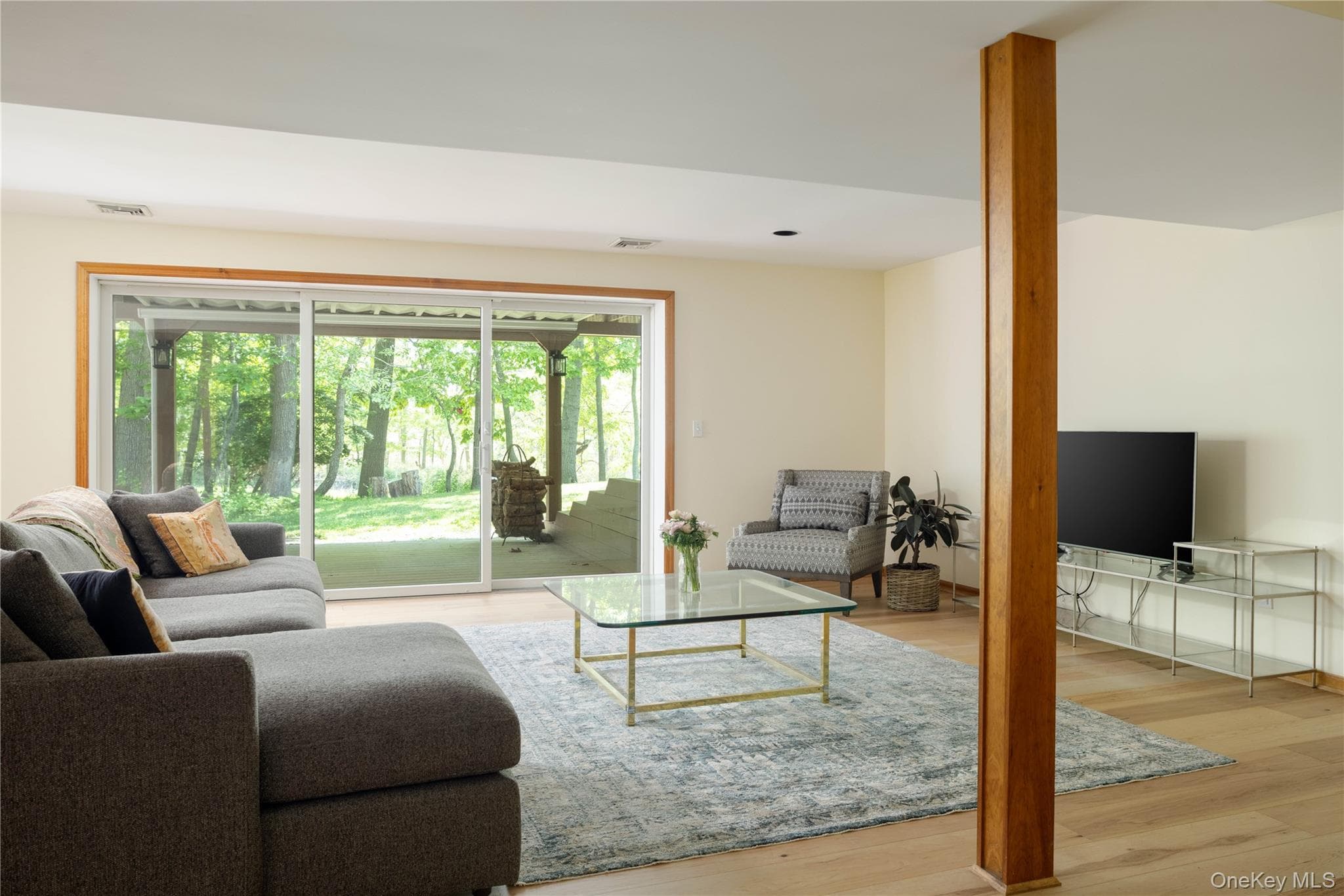 8579 New Suffolk Avenue thumbnail 13