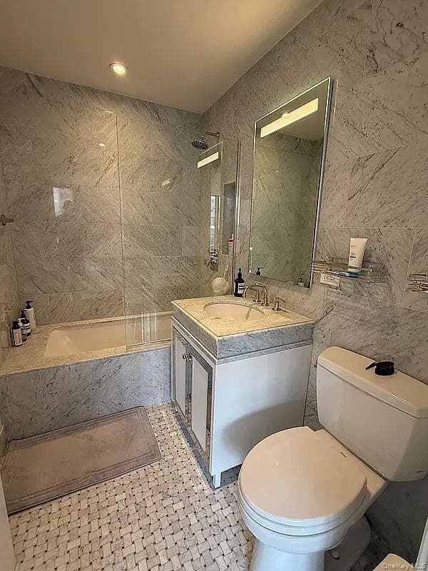 225 E 19th Street Unit: 802 thumbnail 9
