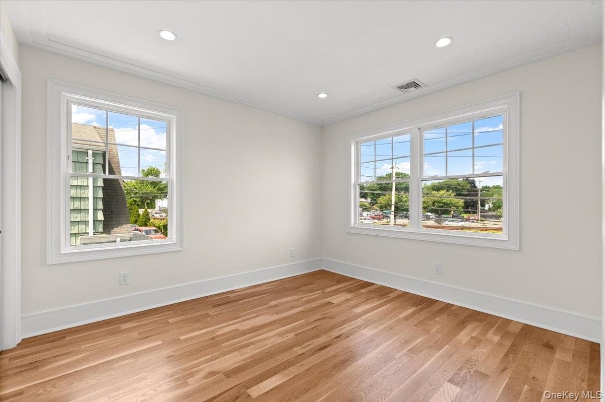 51 Willis Avenue thumbnail 41