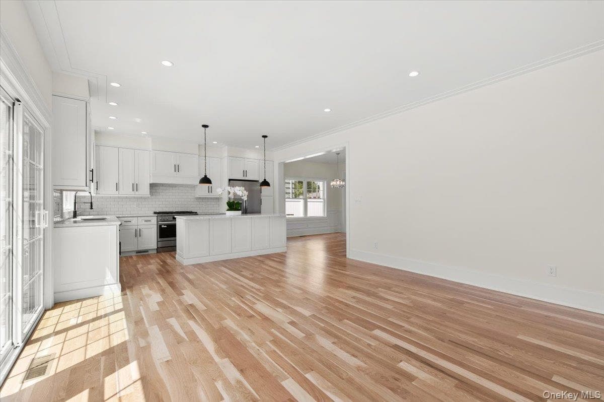 51 Willis Avenue thumbnail 24