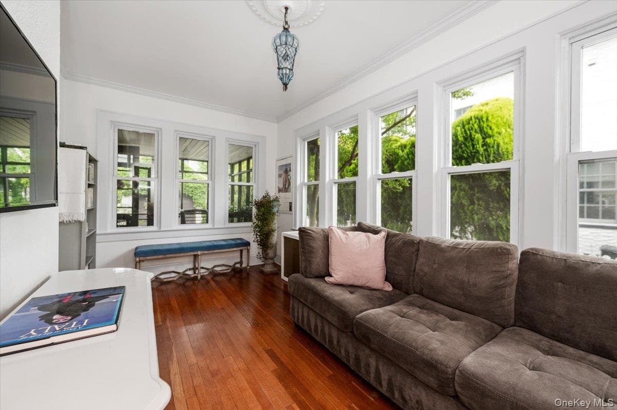 11 Demott Avenue thumbnail 12