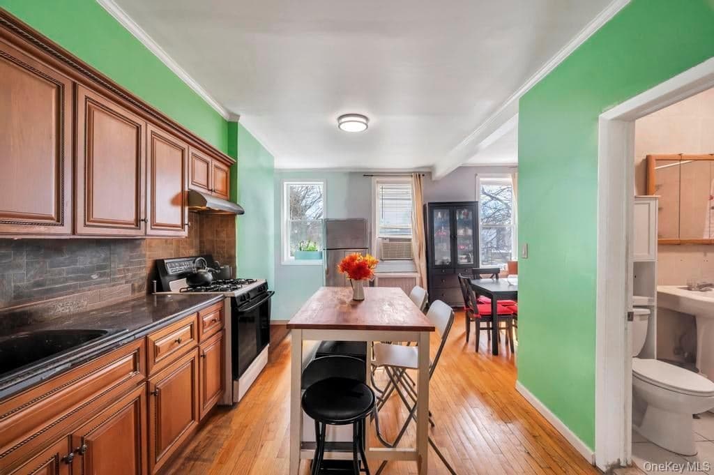 6144 Eliot Avenue, Middle Village