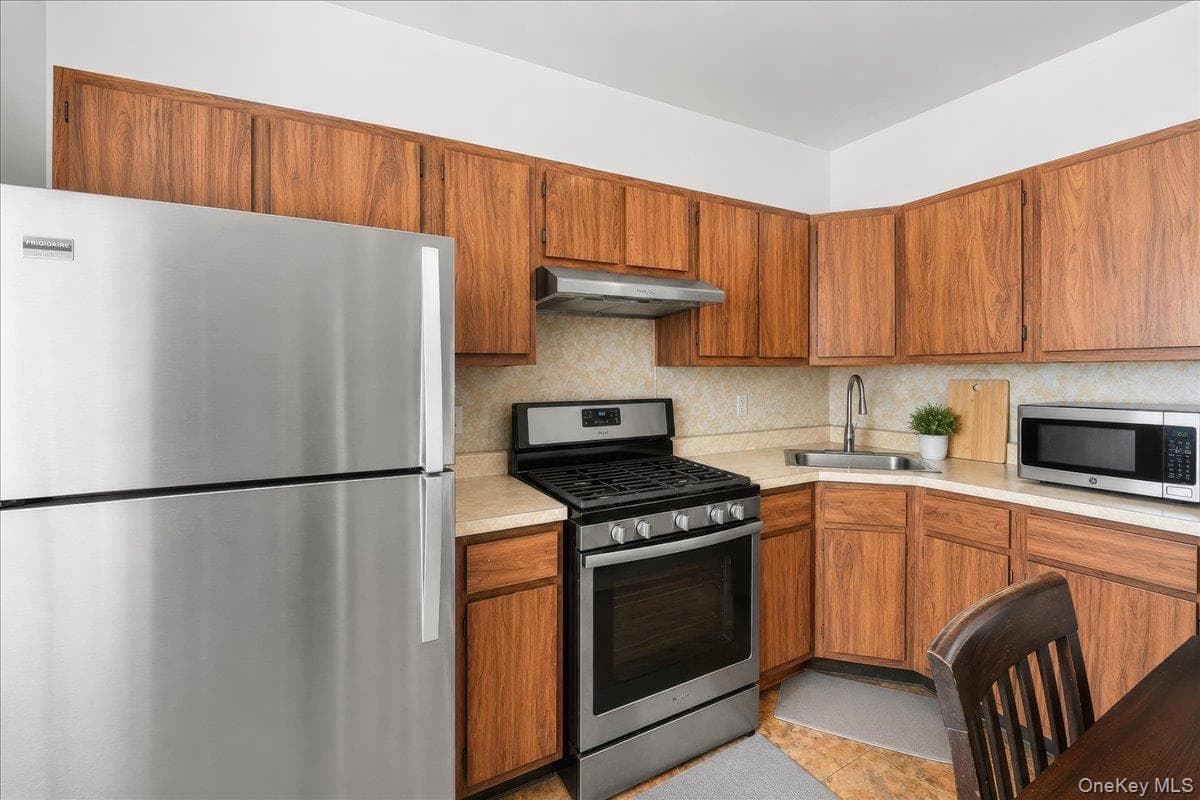 1581 Hollywood Avenue thumbnail 5