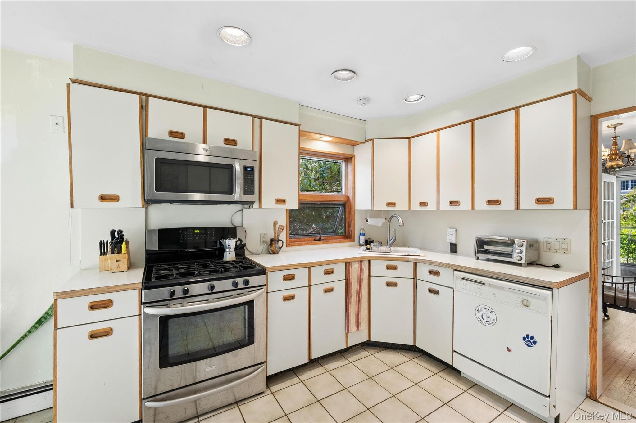 1569 Hewlett Avenue thumbnail 10
