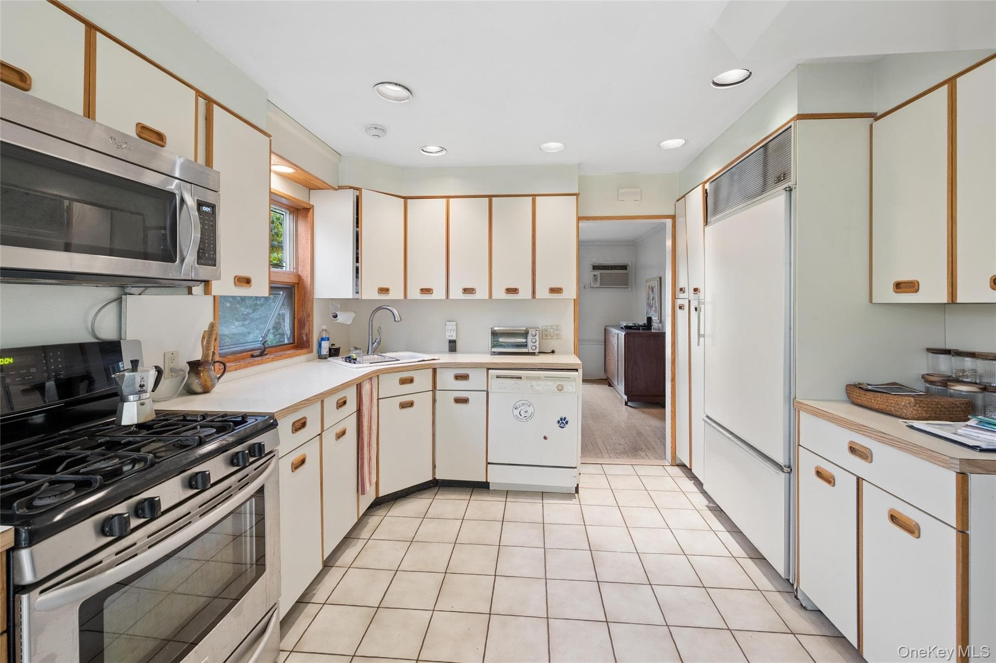 1569 Hewlett Avenue thumbnail 11