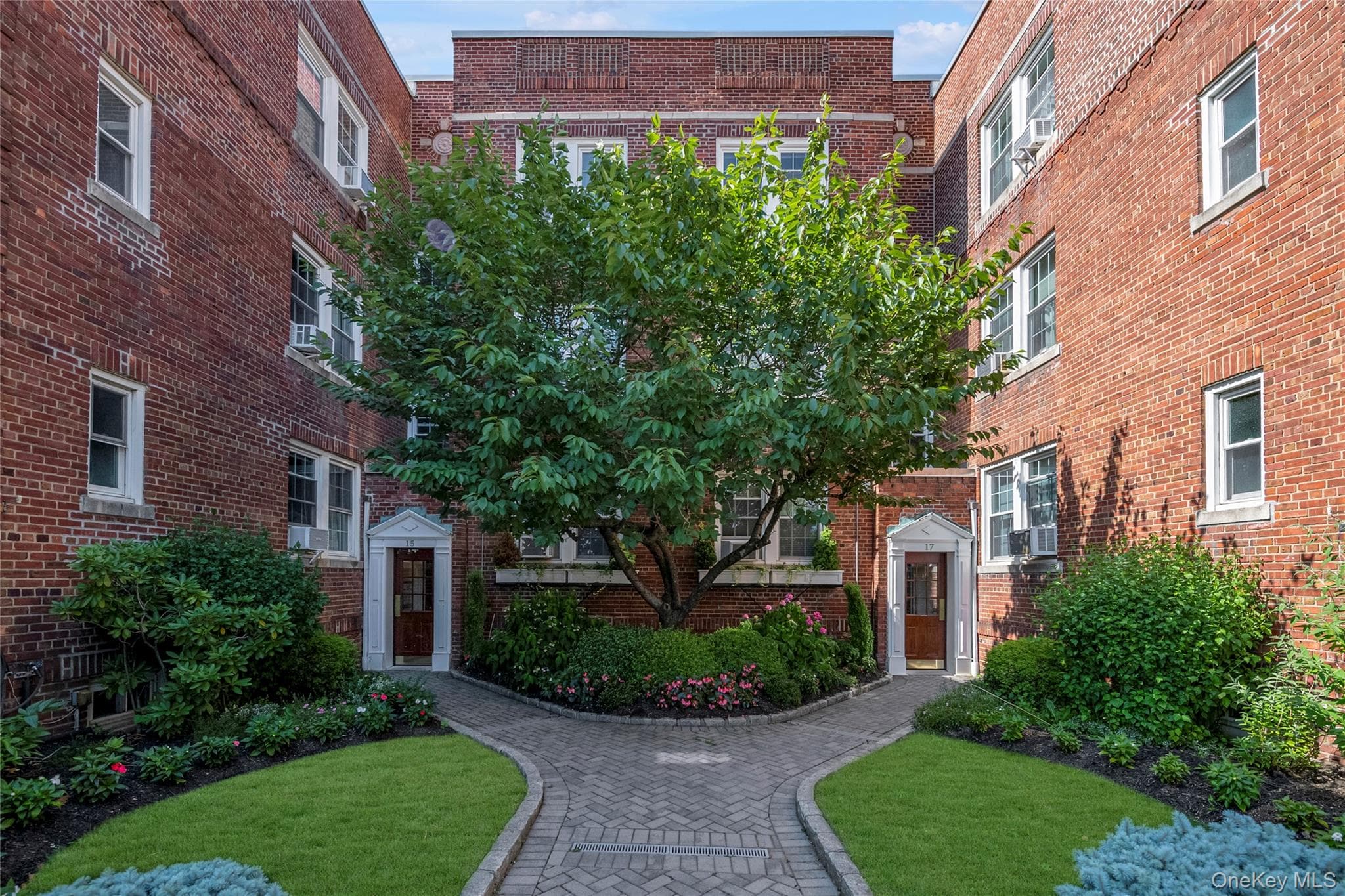 15 Gaynor Avenue Unit: 3E, Manhasset