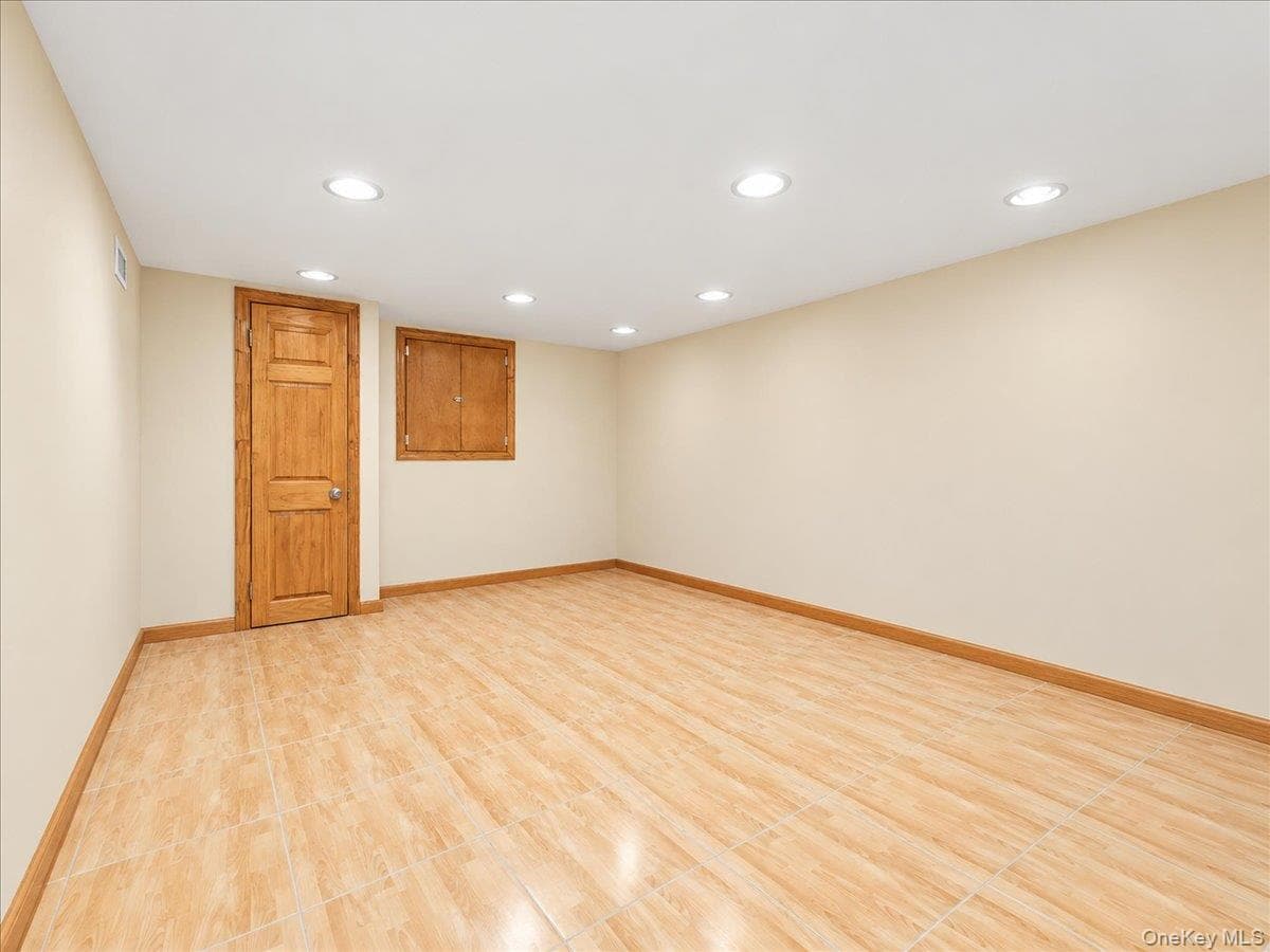 7551 Utopia Parkway thumbnail 19