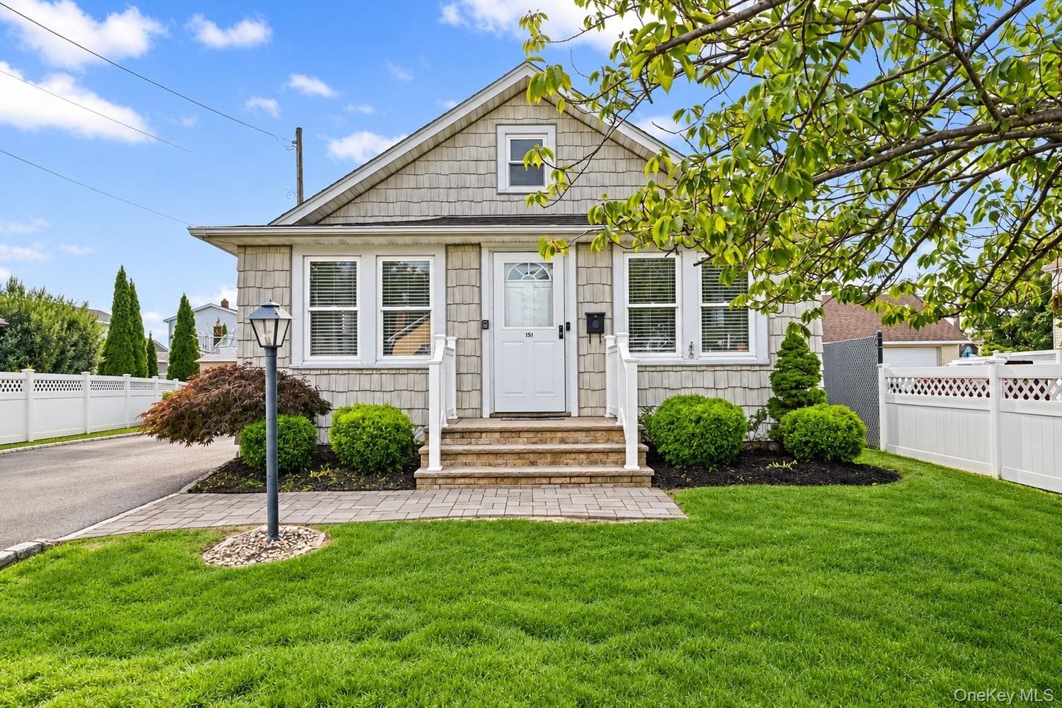 635 S 6th Street, Lindenhurst