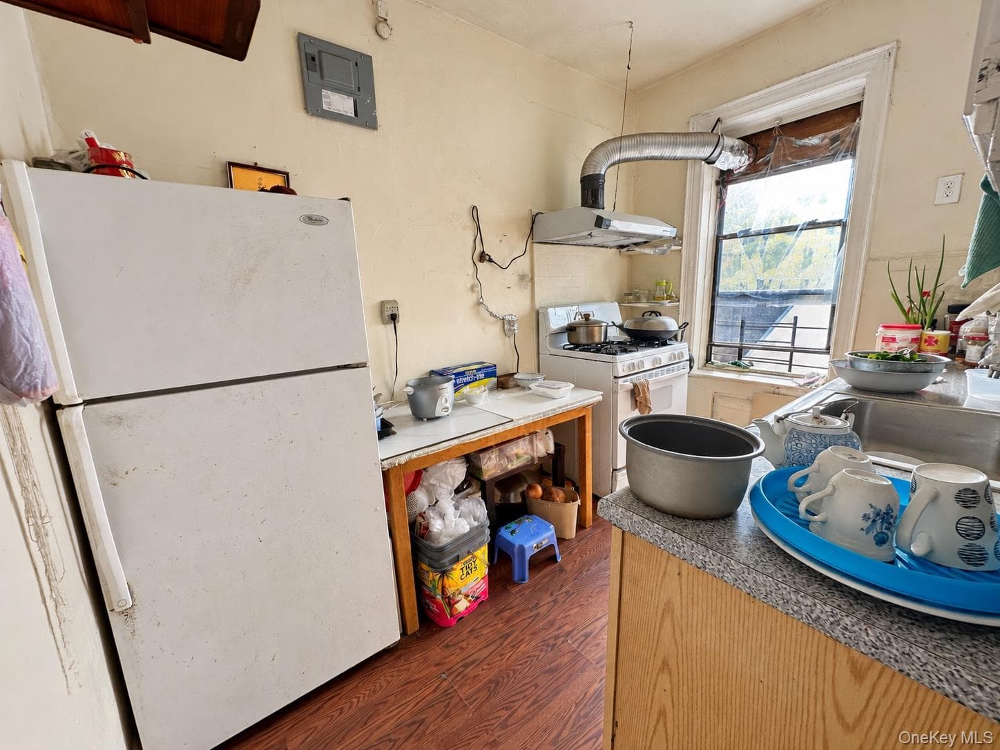 2137 E 14th Street thumbnail 30