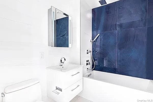 4244 Crescent Street Unit: 6B thumbnail 4