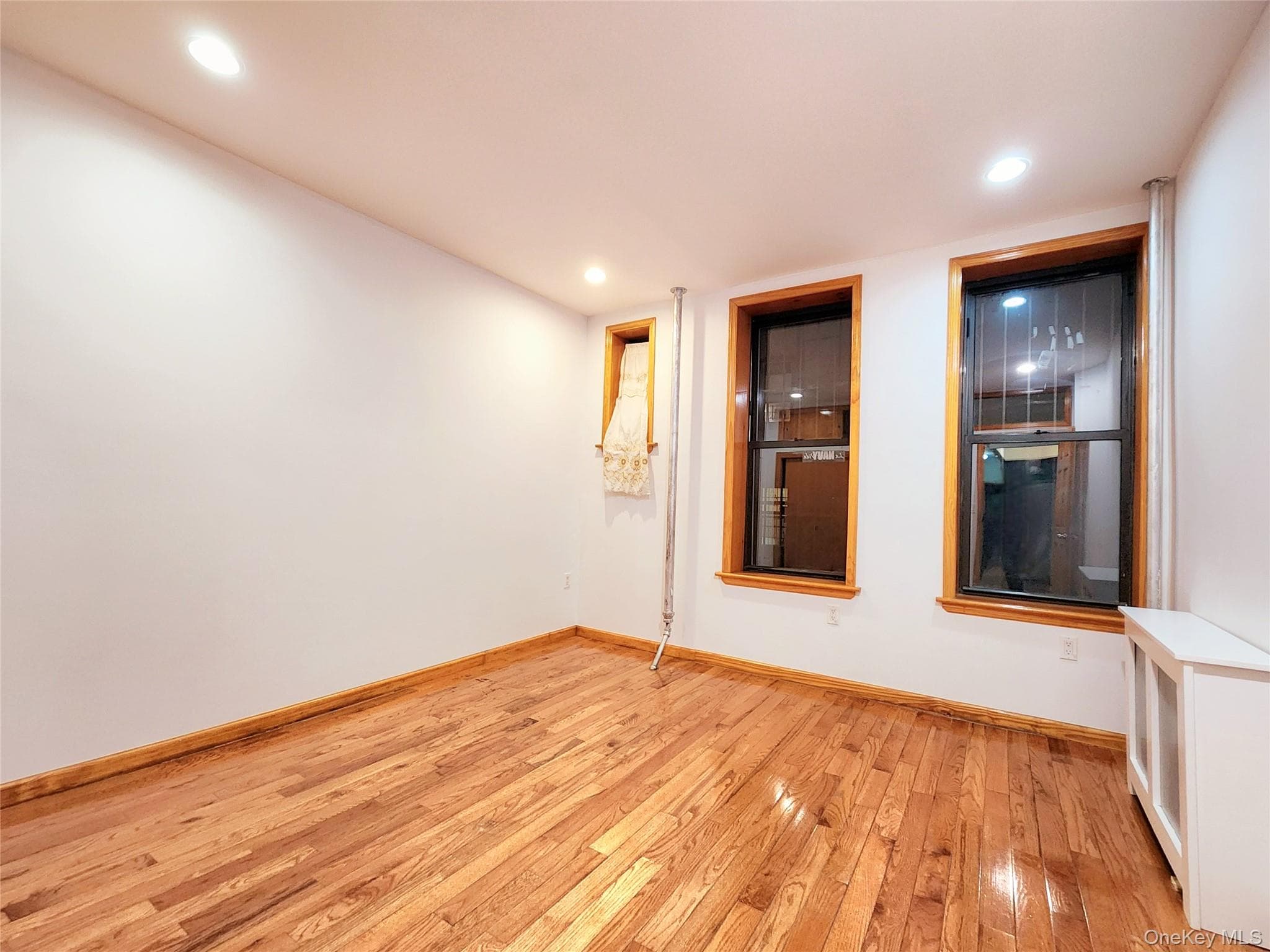 654 Seneca Avenue thumbnail 9