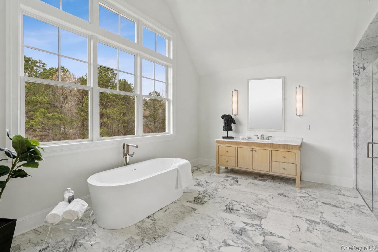 460 Edge Of Woods Road thumbnail 18