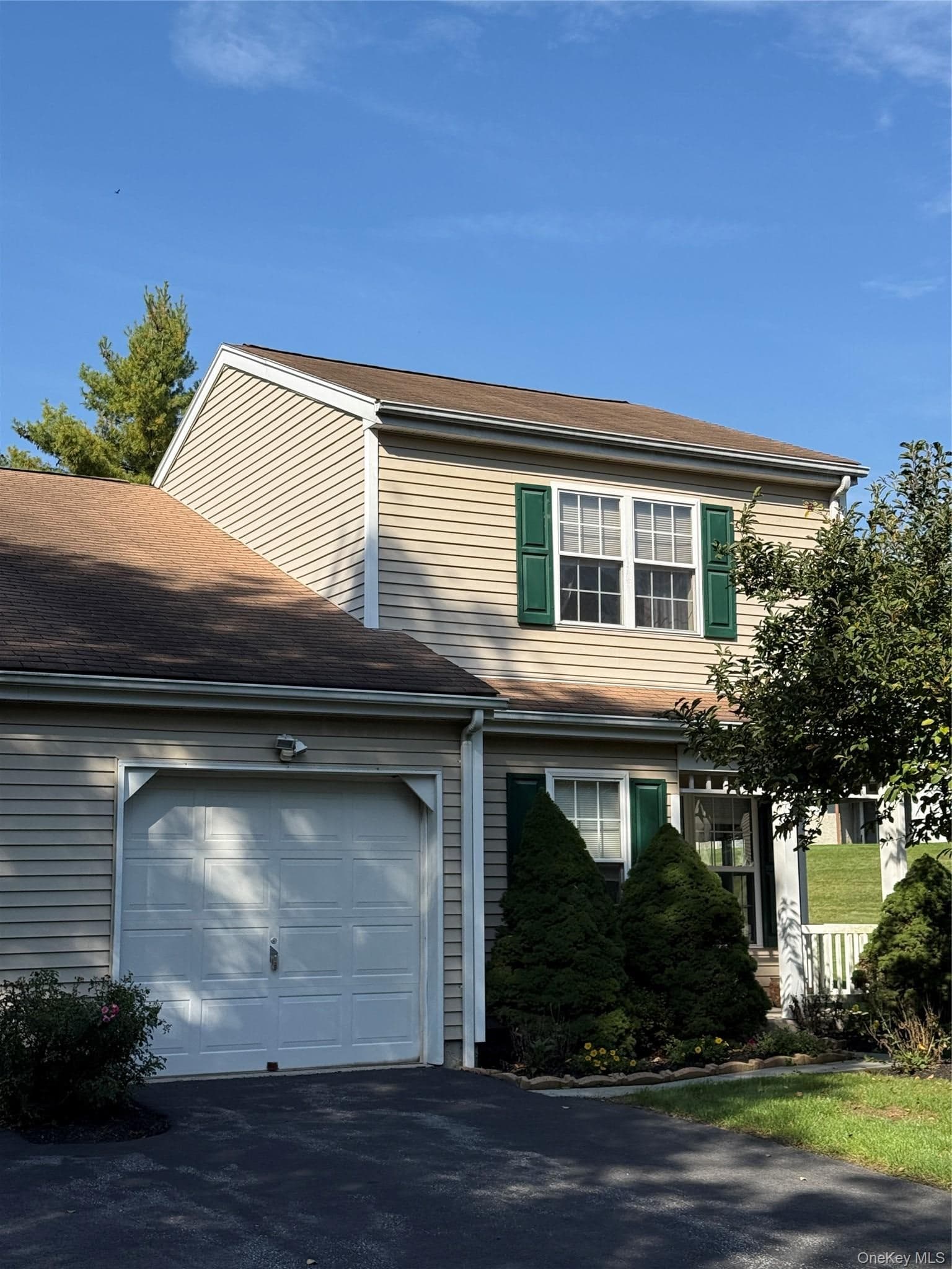 11 Rambling Brook LN, Poughkeepsie