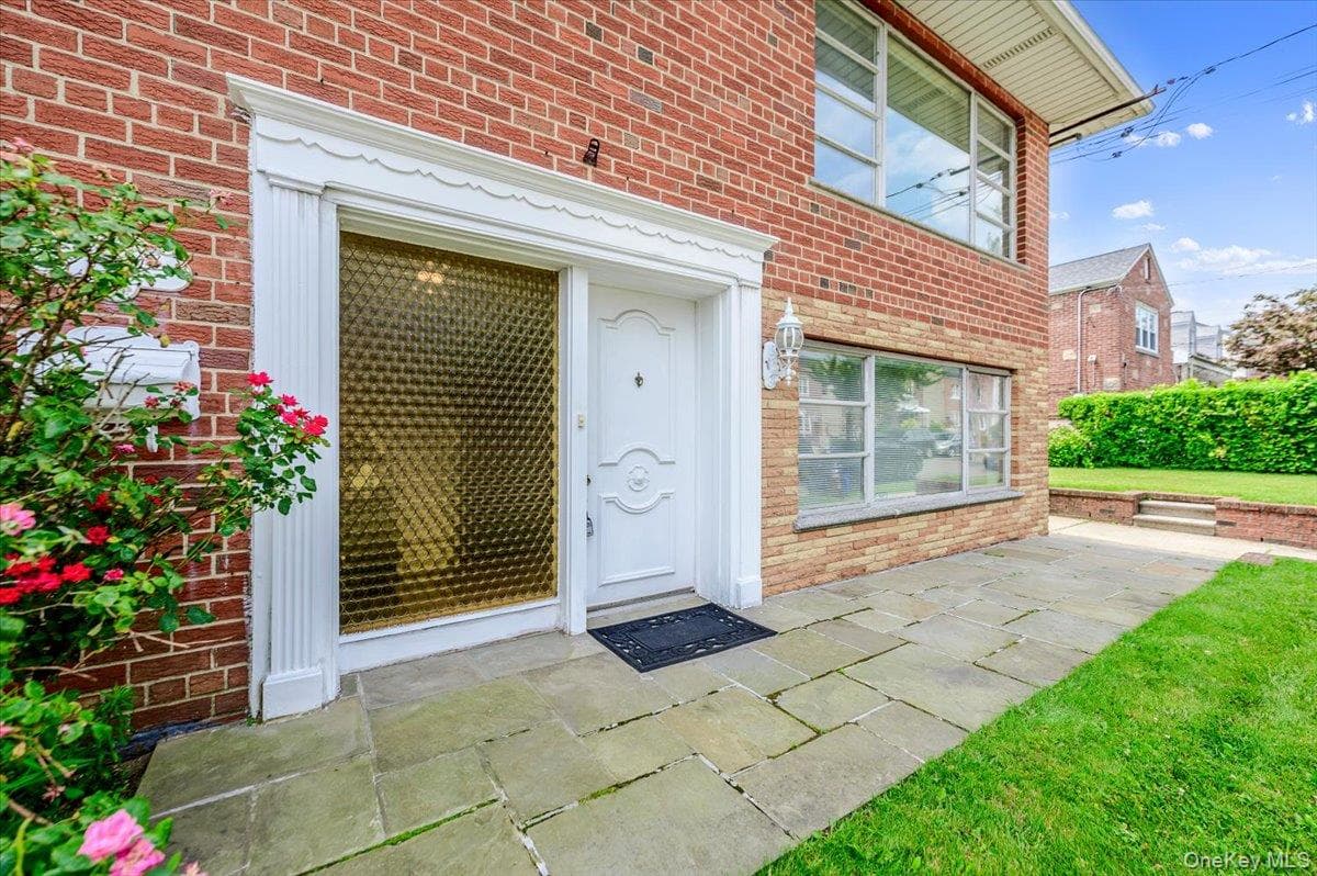 2539 Woodhull Avenue thumbnail 3