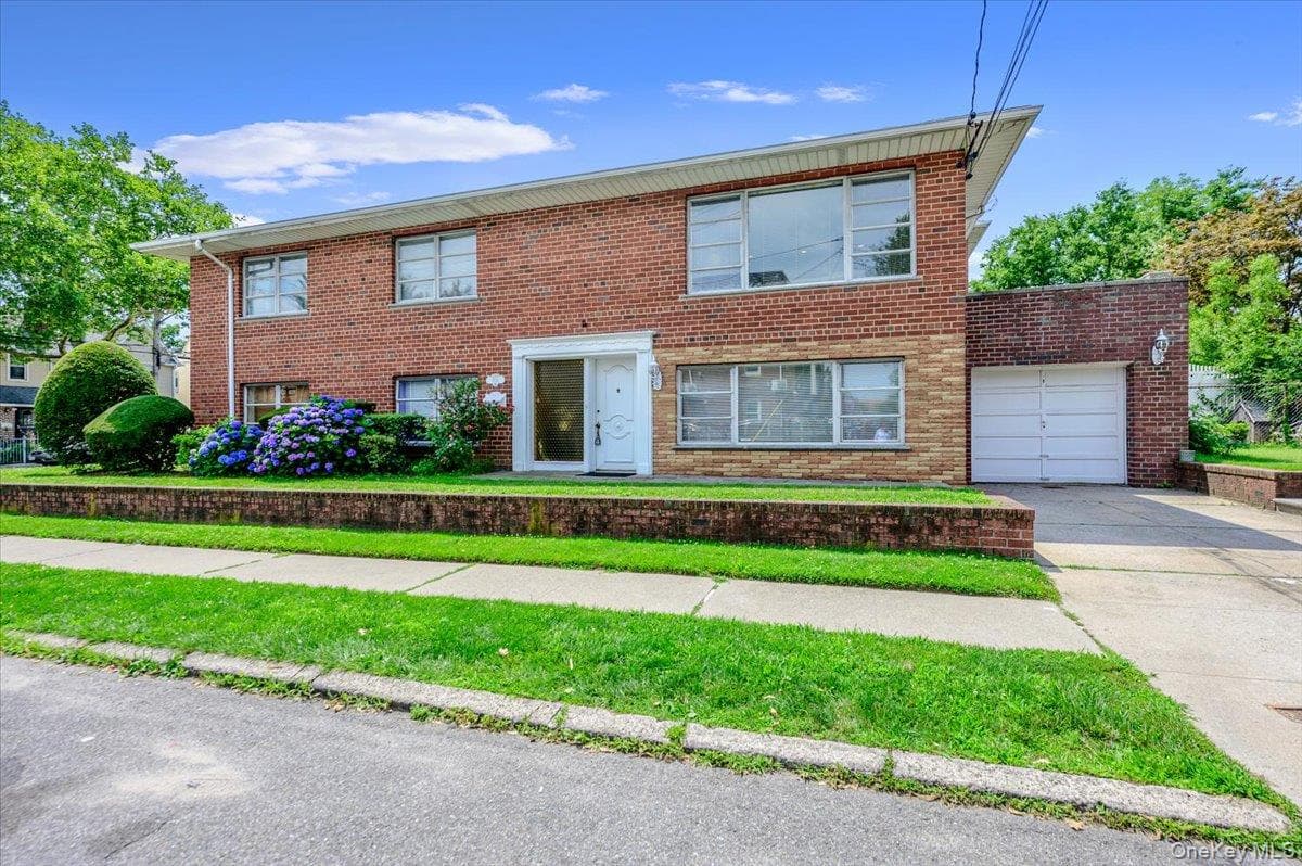2539 Woodhull Avenue thumbnail 2
