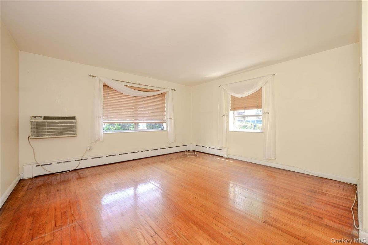2539 Woodhull Avenue thumbnail 32