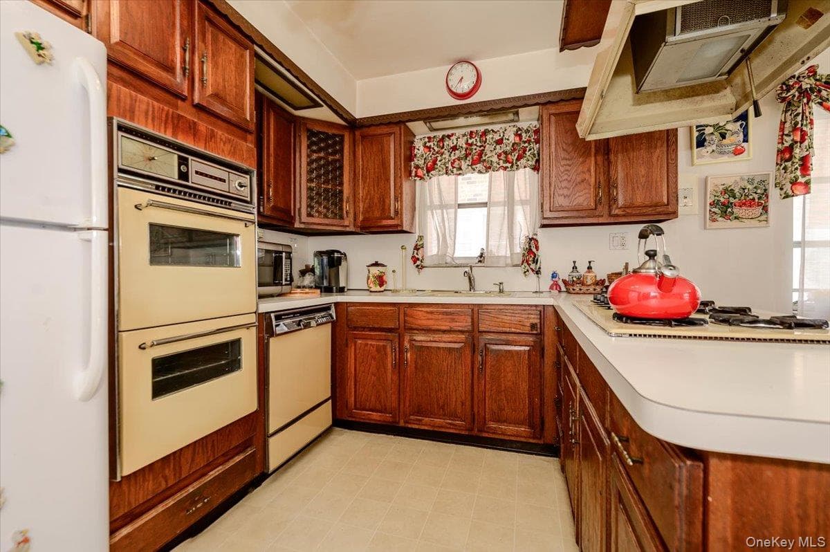 2539 Woodhull Avenue thumbnail 9