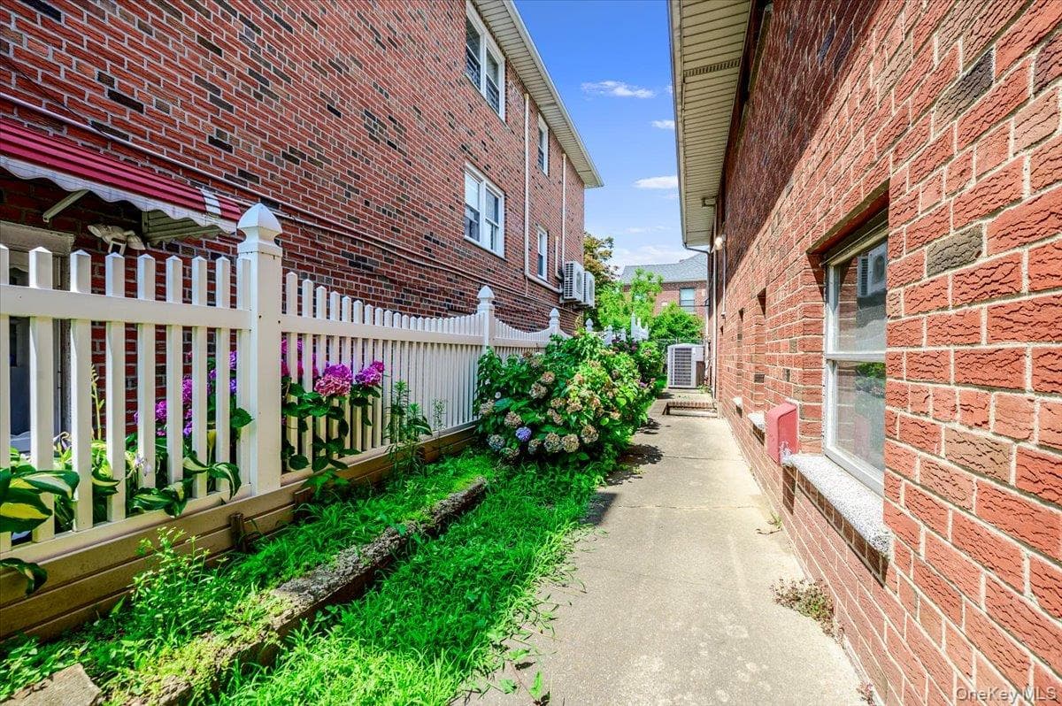 2539 Woodhull Avenue thumbnail 37