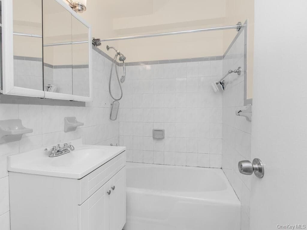 679 W 239th Street Unit: 1C thumbnail 6