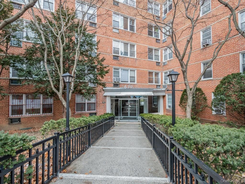 679 W 239th Street Unit: 1C thumbnail 2