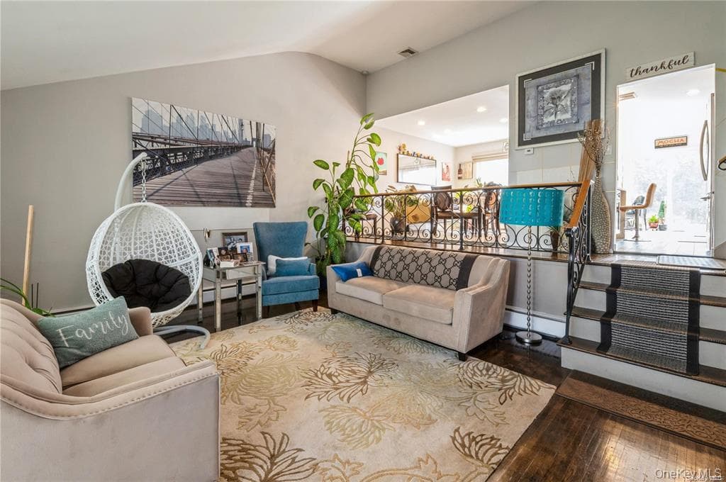 1040 Cedarhurst Street thumbnail 2