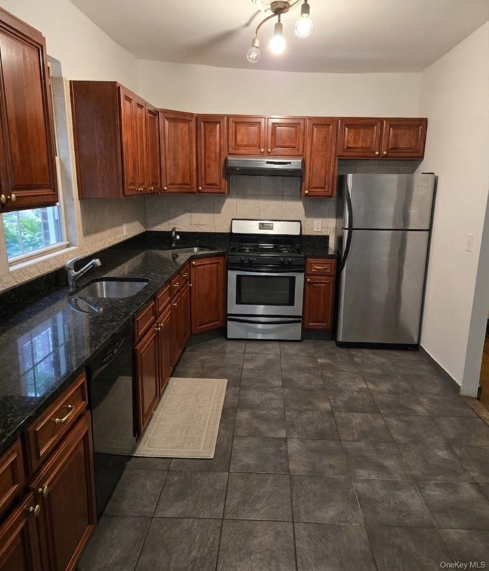 4115 Manhattan Avenue thumbnail 3