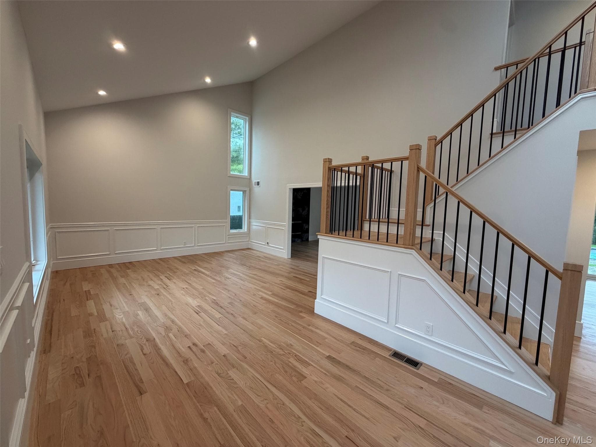230 Willis Avenue thumbnail 3