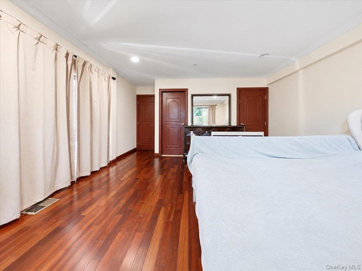 1027 E 231st Street thumbnail 25