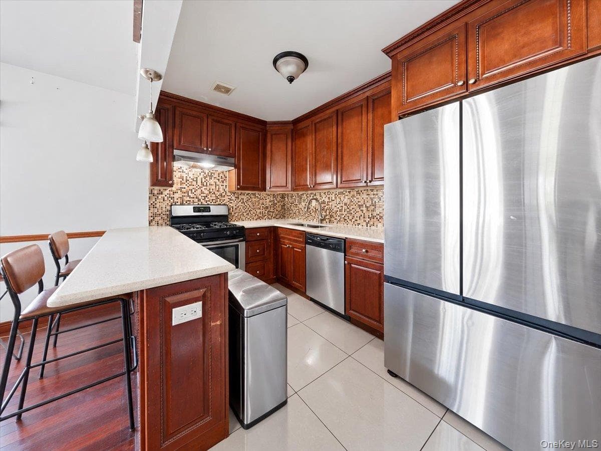 1027 E 231st Street thumbnail 18