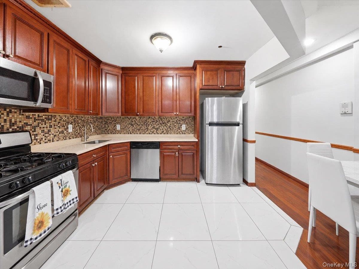 1027 E 231st Street thumbnail 9