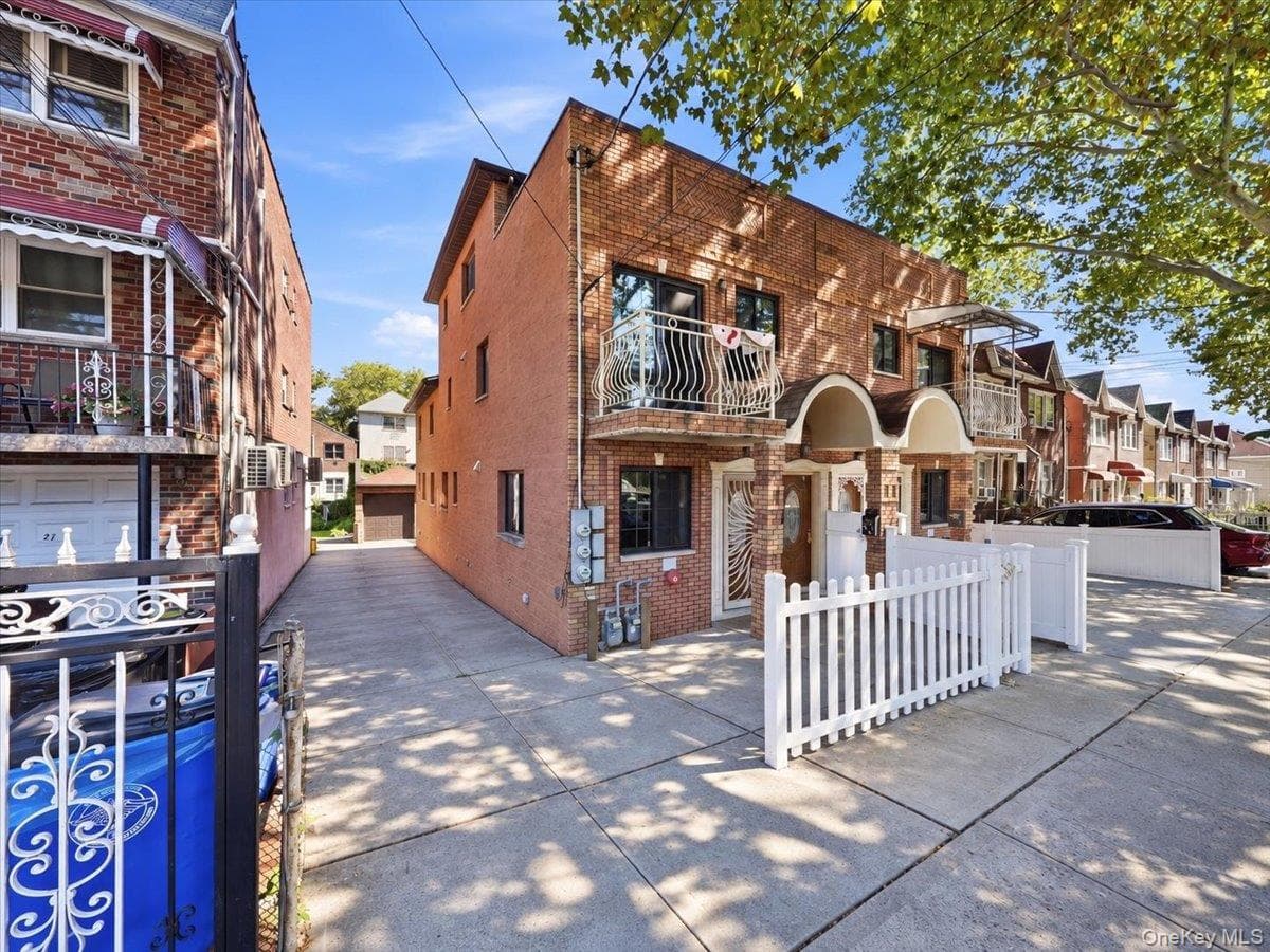 1027 E 231st Street thumbnail 2