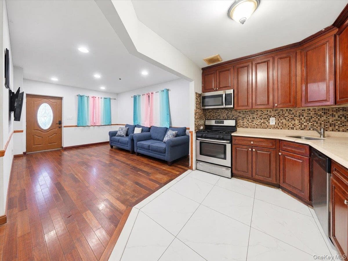1027 E 231st Street thumbnail 11