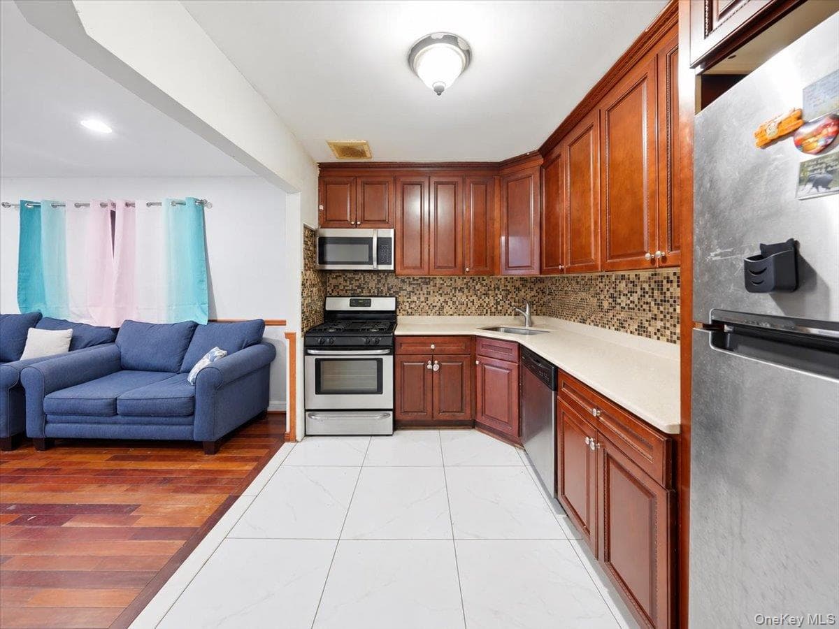 1027 E 231st Street thumbnail 10