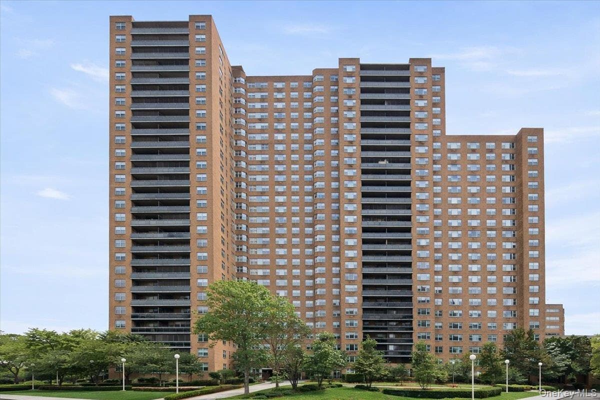 70-25 Yellowstone Boulevard Unit: 4B photo 1